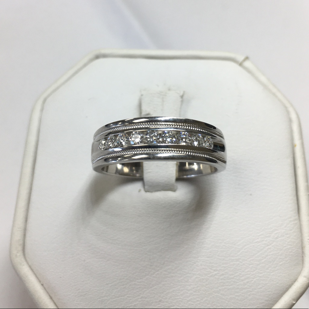 14k White Gold Round Diamonds Band
